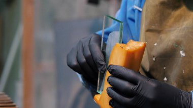 Endüstriyel işçiler cam parçalarını silikon şekle sokuyorlar.