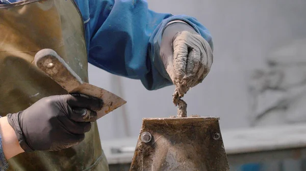 Muž pracující s betonem v dílně - práce s konkrétní formou — Stock fotografie