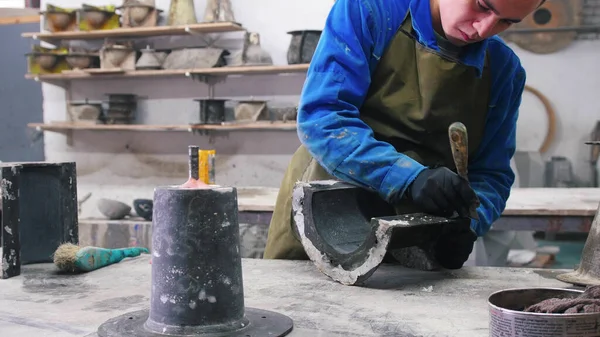 Concrete industry - worker cleaning out the form out of concrete — Stock Photo, Image