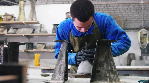 Człowiek pracujący z betonem w warsztacie — Zdjęcie stockowe