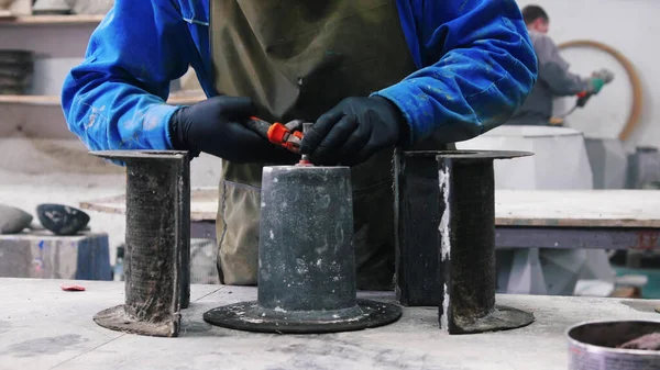 Az ember betonnal dolgozik a műhelyben - konkrét formában dolgozik — Stock Fotó