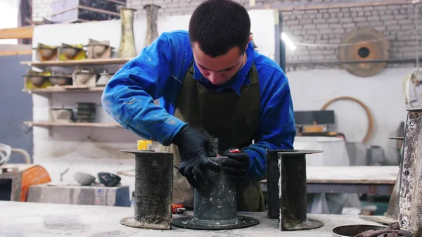 Człowiek pracujący z betonu w warsztacie - praca z od do wylewania betonu — Zdjęcie stockowe