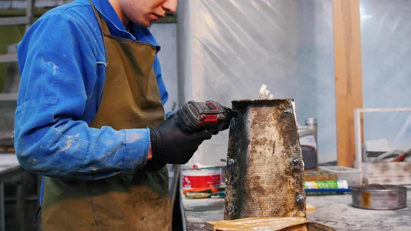 Warsztat betonowy - człowiek dokręcający śruby do formy do napełniania — Zdjęcie stockowe
