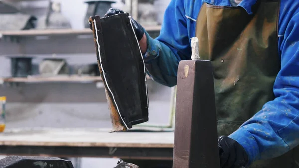 Laboratorio di calcestruzzo - un artigiano che mette uno stampo su un prodotto concreto — Foto Stock