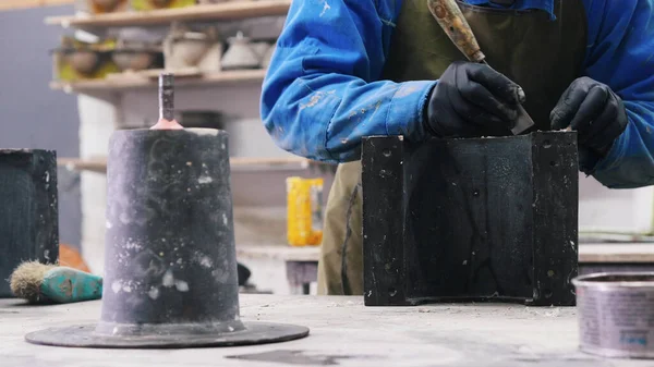 Concrete workshop - the master preparing the fill mold and cleaning it out — Stock Photo, Image