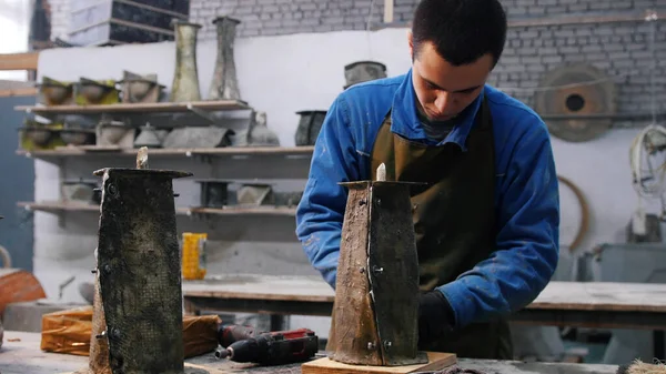 Warsztat betonowy - człowiek w niebieskim garniturze pracujący w warsztacie betonowym — Zdjęcie stockowe