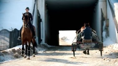 Ata binmek - kadın binici ata binmek gibidir