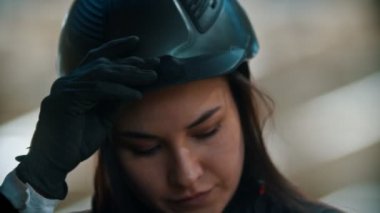 Hipodrom - Sürücü siyah kaskını çıkarıyor