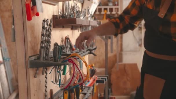 Un ouvrier prend des lunettes sur le stand de l'atelier 