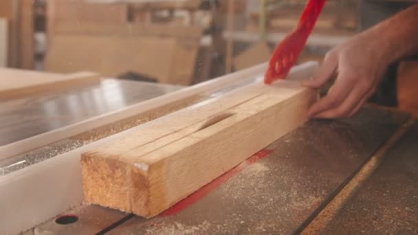 Cortar la madera con una sierra circular en el taller — Vídeos de Stock