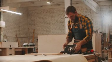 Marangozluk endüstrisi - insan işçisi masaya öğütme makinesini kurar