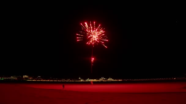 Fuegos artificiales que explotan tarde en la noche al aire libre — Vídeos de Stock