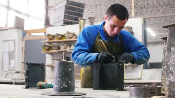 Atelier de béton - maître écaillage béton coulée moule — Video