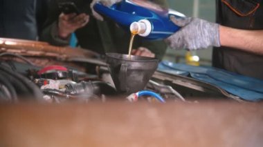 Otomobil tamirhanesi - motor yağı döken işçi - motor yağı değişimi