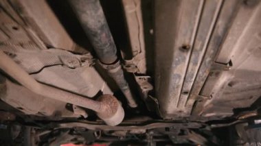 Otomobil tamirhanesi - arabanın parçaları aşağıdan.