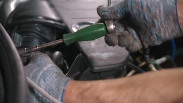 Atelier de réparation automobile travailleur homme travaillant avec un tournevis sous le capot de la voiture — Video