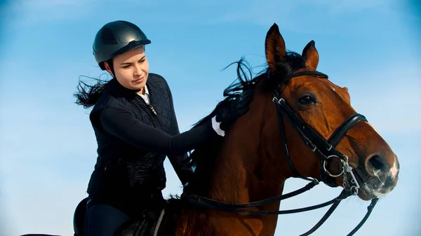 馬に乗る-若い女性乗馬茶色の馬に乗る — ストック写真