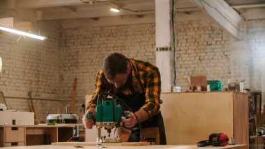 Marangozluk endüstrisi - işçi bir öğütme makinesiyle çalışmaya başlar