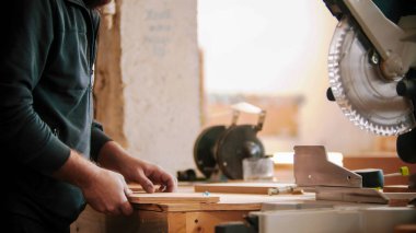 Marangozluk işi. Kontrplak üzerinde izler bırakan bir adam.