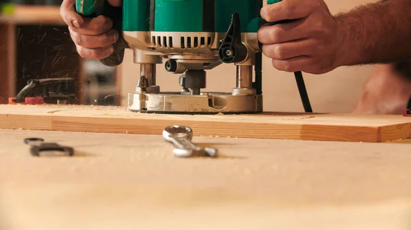 Industria della falegnameria - Lavoratore che ritaglia i modelli dalla tavola di legno — Foto Stock
