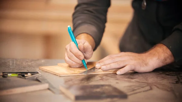 Carpentry working - making marks on the wood with a pencil — Stock Photo, Image