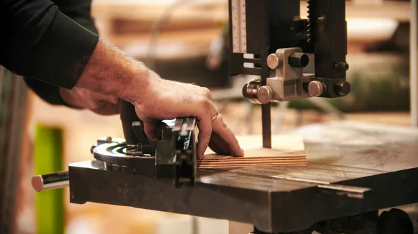 Столярна робота - розрізання фанери на шматки — стокове фото