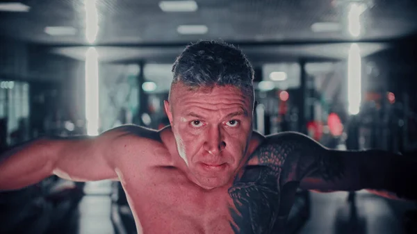 Hombre duro con el pelo gris entrenando sus manos en el gimnasio —  Fotos de Stock