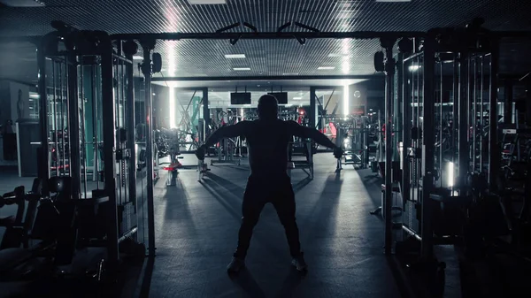 Силует жорсткого чоловіка тренує руки в спортзалі — стокове фото