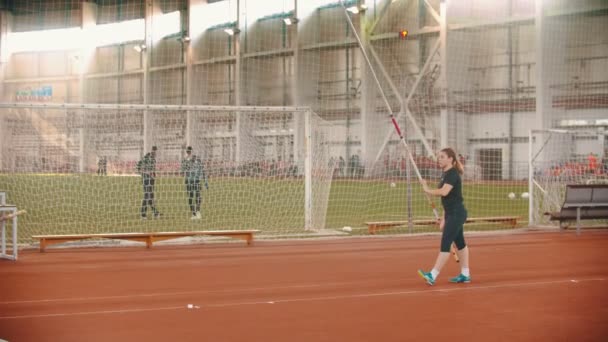 Jóvenes en la bóveda de poste entrenando en el estadio — Vídeos de Stock