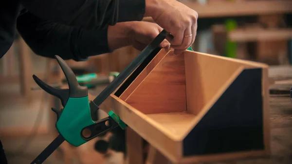 La industria de la carpintería - las manos del trabajador que hace una construcción de madera — Foto de Stock
