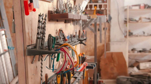 Przemysł stolarski - różne instrumenty na stoisku na ścianie — Zdjęcie stockowe