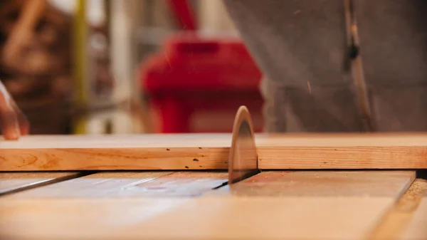 Hout snijden met een cirkelzaag in de werkplaats — Stockfoto