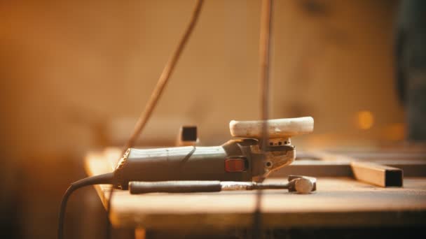 Travailler dans l'atelier de soudage - meuleuse au premier plan 