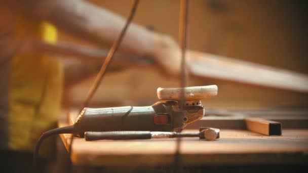 Trabajando en el taller de soldadura - el hombre agarrando la amoladora en primer plano — Vídeos de Stock