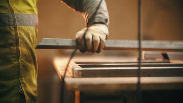 A hegesztőműhelyben végzett munka - a fémgerenda vágásának köszörülése — Stock videók