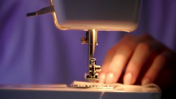 Рука швеи опускает иглу швейной машинки — стоковое видео