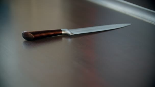 Una persona che mette i coltelli sul cavalletto della cucina uno per uno — Video Stock