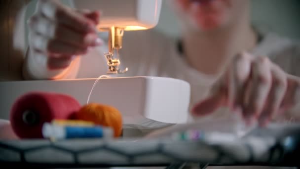 Jonge vrouw ontwerper zetten pinnen in de houder binnen — Stockvideo