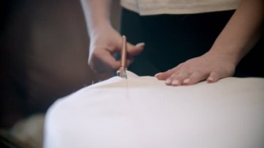 Genç bayan terzi kumaşı kesiyor.
