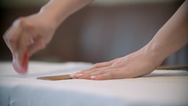Молода жінка швачка робить позначки, використовуючи мило на тканині — стокове відео