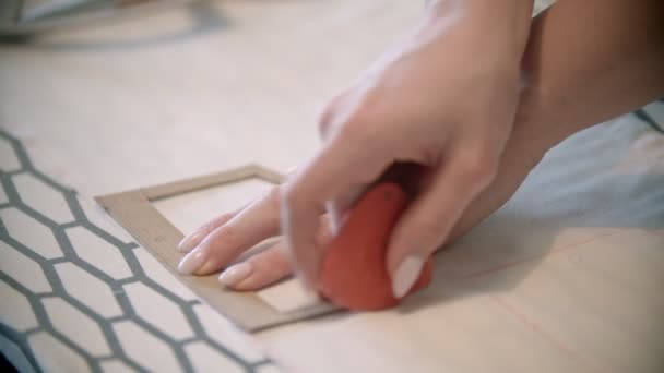 비누와 형태를 사용하여 칼자국을 내는 어린 재봉틀 — 비디오