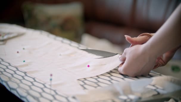 Jonge vrouw naaister snijden de doek na de zeepsporen — Stockvideo