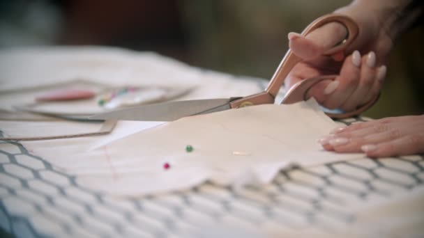 Het snijden van de witte doek na de zeepsporen — Stockvideo