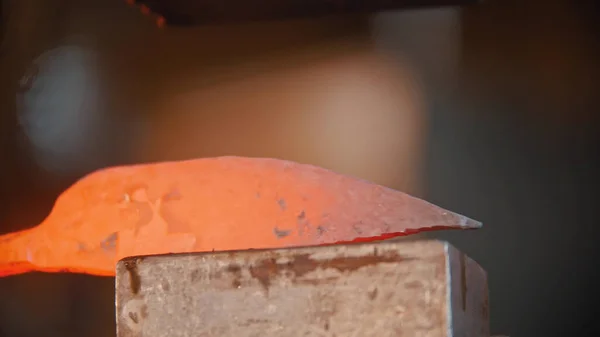 Kousek horkého kovu ve tvaru nože — Stock fotografie