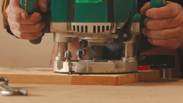 Snickeriindustrin - Arbetaren skär ut mönstren ur träplankan — Stockvideo