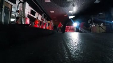 Sıkı bir vücut geliştirme ustası, salonda iplerle boğuşuyor.