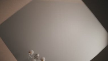 Karton kutuya tuvalet kağıdı atıyorlar.