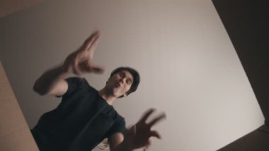 Genç bir adam yeni oyun kağıtlarını kutusundan çıkardı.