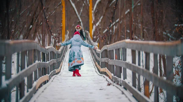 다리 위를 달리며 즐거운 시간을 보내고 있는 두 명의 다채 로운 여인 — 스톡 사진