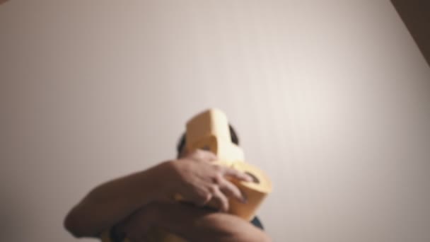 Молодой человек наполняет коробку туалетной бумагой — стоковое видео